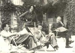 Figure 1 : Simone Weil, en compagnie de son frère André Weil (à gauche), Henri Cartan et Jean Delsarte lors d’un congrès Bourbaki à Chançay (Indre & Loir) en septembre 1937 (photographie Canal-Académie, Académie des sciences, Droits réservés)
