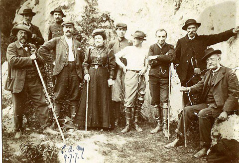 Figure 1 : Émile Cartailhac (assis à droite) et Henri Breuil (3e en partant de la droite) à l’entrée de la grotte ornée de Gargas (Hautes-Pyrénées) en juillet 1907 (cliché Fondation Institut de paléontologie humaine).