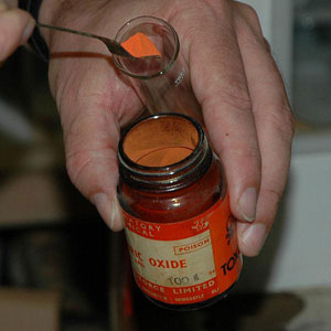 Figure 2 : L’oxyde de mercure HgO, de couleur orange à rouge caractéristique (image Wikimédia Commons)