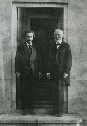 Figure 2: Albert Einstein (1879-1955) et Hendrik Lorentz (1853-1928). Même si le second était au seuil de la relativité, il ne franchit jamais le pas décisif, contrairement au premier (photographie de 1921 prise par le physicien Ehrenfest devant sa maison de Leyde, image WikiCommons).