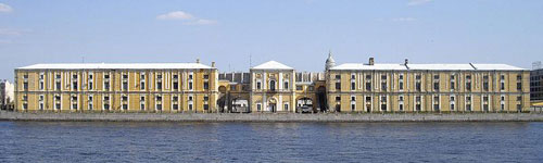 Figure 3 : Tuchkov buyan, ou École des cadets de Saint-Pétersbourg. Elle fut construite sur les rives de la Neva par l’architecte Antonio Rinaldi, de 1763 à 1772 (photo WikiCommons, auteur Potekhin cc-by-sa)