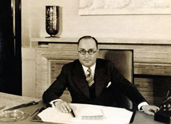Figure 3 : Jean Zay (1904-1944), dans son bureau de ministre de l’Éducation nationale (ca 1936 –D.R.)