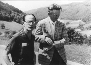 Figure 4 : André Weil (à gauche) et le mathématicien norvégien Atle Selberg (1917-2007, médaille Fields 1950), en 1968 dans la Hesse à Oberwolfach (photo copyright MFO Mathematisches Forschungsinstitut Oberwolfach)