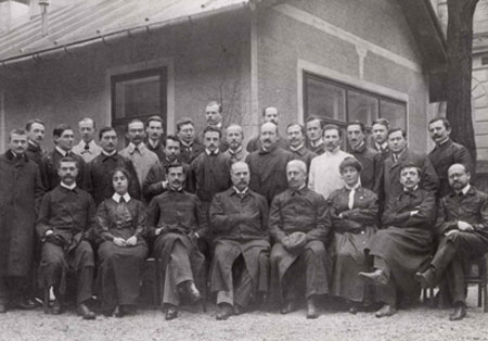 Figure 6 : Anton Weichselbaum, assis au centre, et son équipe de l’institut d’anatomo-pathologie, en 1905. On reconnaît Karl Landsteiner, assis à l’extrême gauche, et Oskar Stoerk, assis à la droite de Weichselbaum.