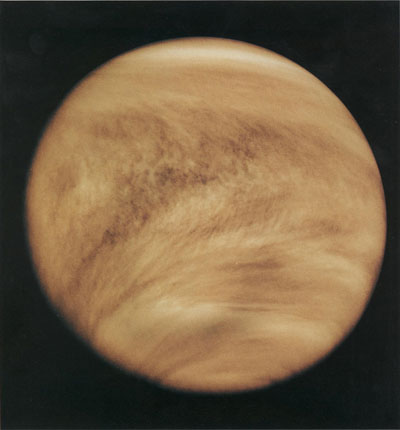 Figure 8 : Nuage de l'atmosphère de Vénus révélés par ultraviolet. La forme en V caractéristique des nuages est dû aux vents plus rapides soufflant à l'équateur (image NASA/NSSDC, 1979).