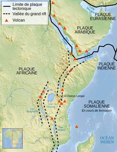 Figure 9 : Le grand rift est-africain. Un rift est un amincissement de l’écorce terrestre. Le rift est-africain (en pointillés) coupe en deux la corne de l’Afrique, depuis le sud de la Mer Rouge (au nord) jusqu'à la Zambie (au sud). La plaque tectonique somalienne (à l’est) s’éloigne de la plaque africaine (à l’ouest), de manière plus prononcée au nord du rift. L’ensemble du rift est le siège d’une intense activité volcanique, des volcans éthiopiens au nord jusqu’au Kilimandjaro et au Mont Kénya au sud (image WikiCommons cc-by-sa auteur Sémhur)