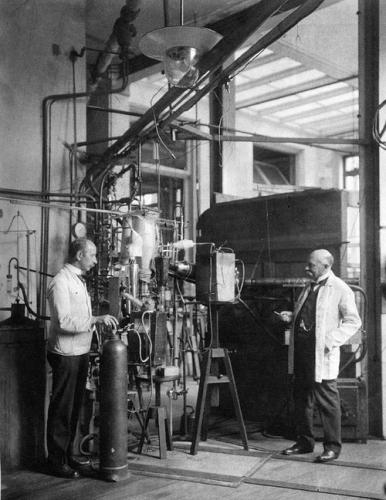 Figure 3 : H.K. Onnes (à droite) et G.J. Flim (à gauche), chef du laboratoire de cryogénie, devant le liquéfacteur d’hélium à l’université de Leyde en 1908.