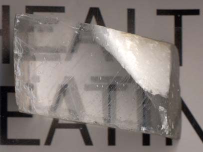 Figure 1 : Double réfraction à travers un cristal de spath d’Islande (calcite CaCO3).