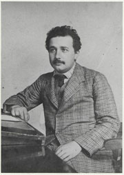 Figure 1 : Albert Einstein (1879 – 1955), alors à l’Office des brevets de Berne, ca. 1905 (Image WikiCommons, ETH-Bibliothek Zürich, cc-by-sa 3.0).
