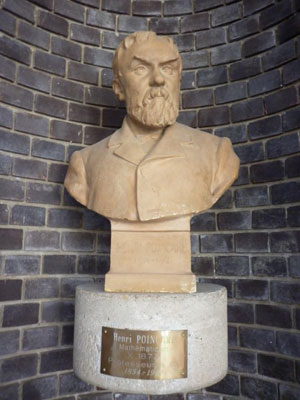 Figure 6 : Buste de 1909 d'Henri Poincaré (par Joseph Cartier), situé dans le hall principal de l'École polytechnique à Palaiseau (collections BCX Bibliothèque de l'École)(image WikiCommons, auteur A. Moatti cc-by-sa 3.0).