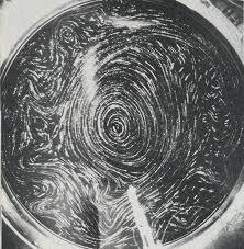 Figure 9 : Expérience de la poèle tournante, du type de celles menées par Dave Fultz et son équipe dans les années 1950. La différence thermique entre le bord chauffé et le centre refroidi crée des mouvements, qui par rotation acquièrent un caractère circulaire – mouvements très similaires à ceux du flux atmosphérique à la hauteur des aéronefs, à 9-12 km d’altitude.