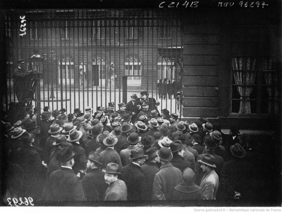 Figure 4 : La foule se pressant aux portes du Collège de France pour assister à une conférence d’Einstein. À droite de la grille, on devine Painlevé filtrant les entrées (image Gallica BnF)