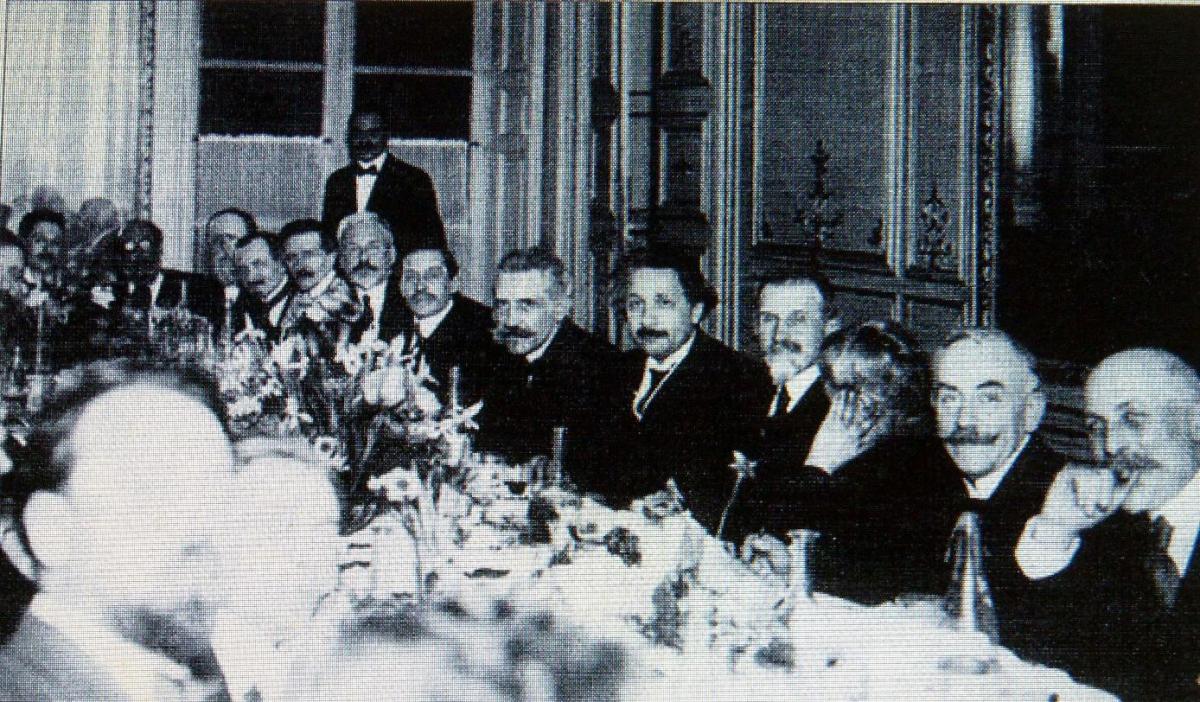 Figure 7 : Banquet à la maison des polytechniciens en l’honneur d’Einstein, lors de sa visite d’avril 1922. On reconnaît Langevin, à droite d’Einstein, et Marie Curie, qui tourne la tête à l’objectif (photo droits réservés ESPCI).